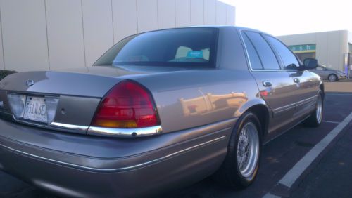 2001 ford crown victoria lx sedan 4-door 4.6l