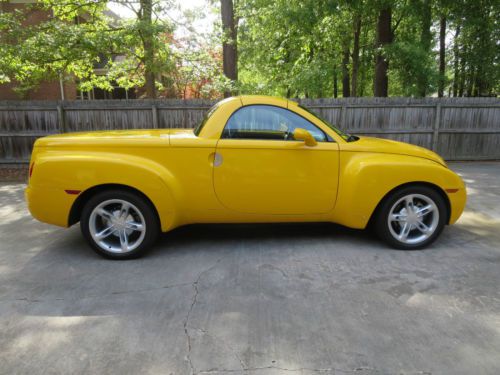 2006 ssr 6-speed, 16,600 miles, 6.0l yellow/satin, base model w/carpeted bed,