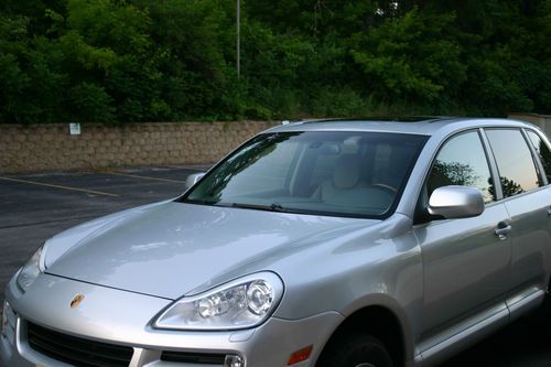 Silver porsche cayenne 2008, well maintained,certified pre owned