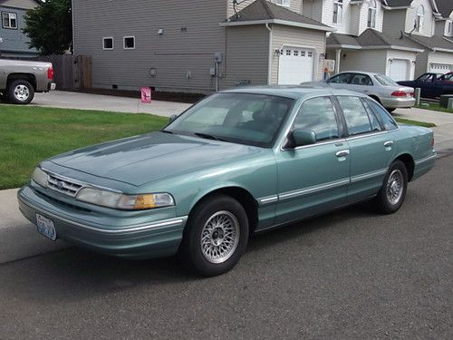 1997 ford crown victoria like new !!