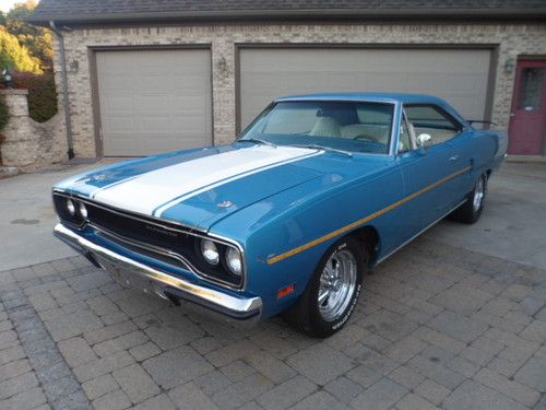 1970 plymouth roadrunner / 383 with a 4 speed !