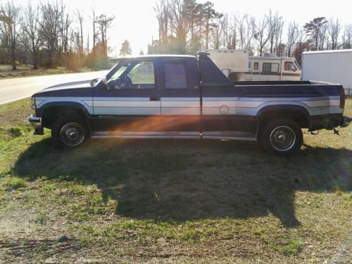 Truck is a blue 3500 dually with a gooseneck ball mounted in bed tk in good cond