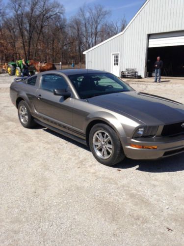 2005 ford mustang, low miles! clean!