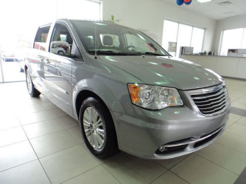 2014 chrysler town & country limited