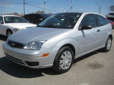 2006 ford focus zx3 5-speed manual  clean, great mpg !