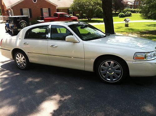 2007 lincoln town car designer series, 10k mileage, garage-kept