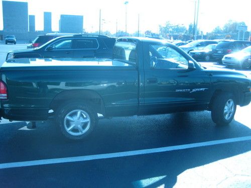 Dodge dakota sport pickup truck (super low miles, new tires)