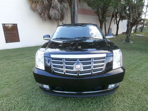 2008 cadillac escalade 31.500 milles  all the options leather interior third row