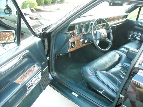 Purchase Used 1986 Lincoln Town Car Signature Show Floor