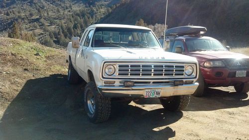 1976 dodge w200 club cab power wagon 4x4 4spd 318ci 5.2l awesome!