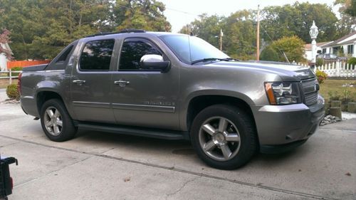 2008 chevy avalanche ltz, loaded, nav,rear camera,dvd player,sunroof