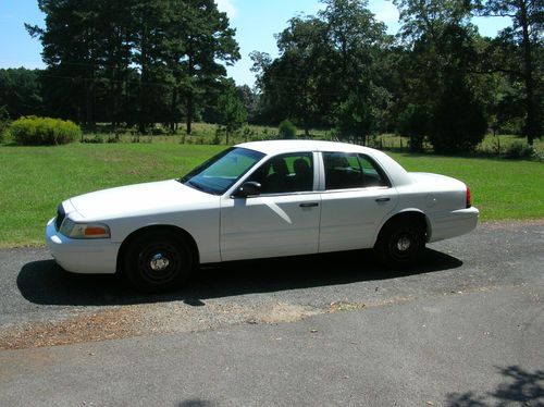 2004 ford crown vic police.