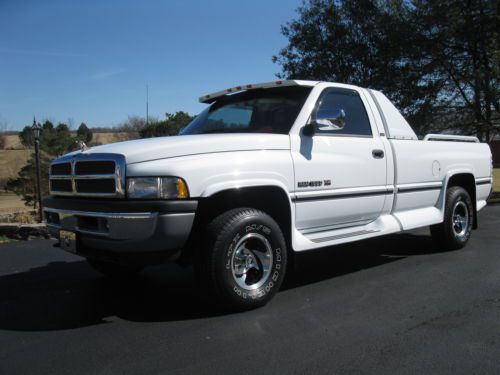 New 1995 dodge ram 1500 5.9 4x4  loaded every avaiable option only 21,000  miles