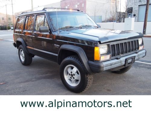 Beautiful jeep cherokee 4x4 5-speed ~ fully loaded ~ great condition ~ rare