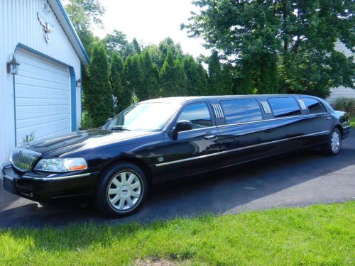 2005 lincoln town car limo, low miles, excellant condition with j seat