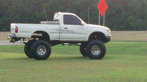 1996 toyota tacoma dlx 4x4 on 38 dick cepeks with 529 gears and lots a lift