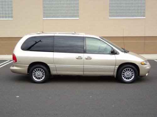 2000 99 01 02 chrysler town country awd limited non smoker low miles no reserve!