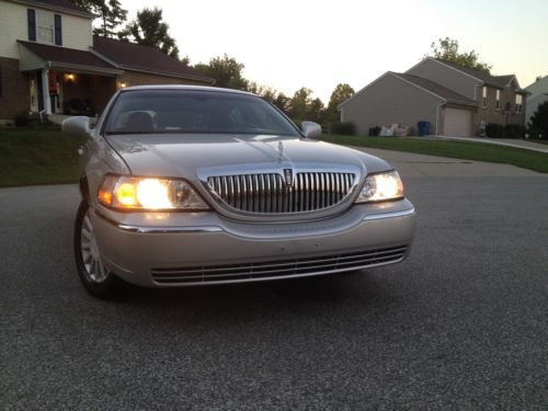 2005 lincoln town car signature in great shape