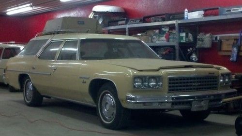 1976 chevrolet impala station wagon, rust free, needs engine. perfect interior.