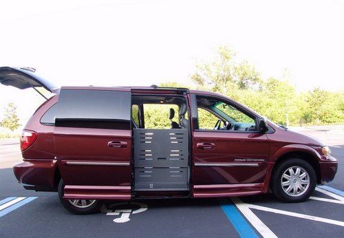 2007 town &amp; country braun handicap wheelchair van