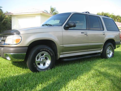 1999 ford explorer xlt great condition ac,leather,cd,good tires only 102k miles!