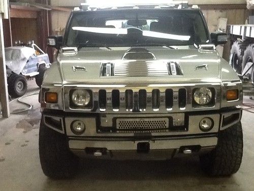 2004 hummer h2 base sport utility 4-door 6.0l (super charged) luxury edition.
