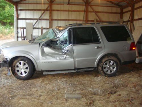 2005 lincoln navigator  sport utility 5.4l ( car is wrecked )