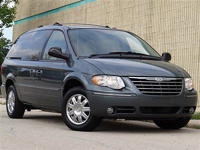 2005 chrysler town &amp; country stow&#039; n go limited only 78k navi tv/dvd 7-pass lded