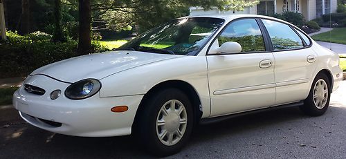 1998 ford taurus le - white