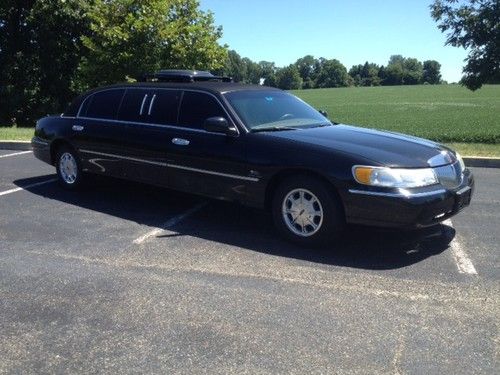 ***** 2001 lincoln town car limousine in great shape *****