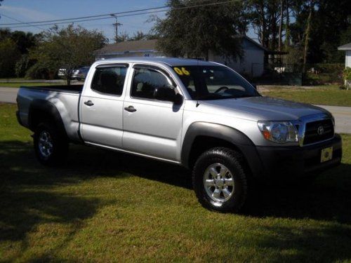 Very clean 2006 toyota tacoma double cab v6!  serviced, beautiful chrome wheels