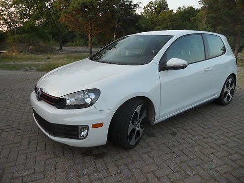 2012 volkswagen gti, beautiful car inside and out! (a gti... not a golf r)