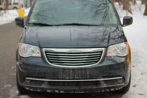 2013 chrysler town and country touring mini van leather seats ** low miles **