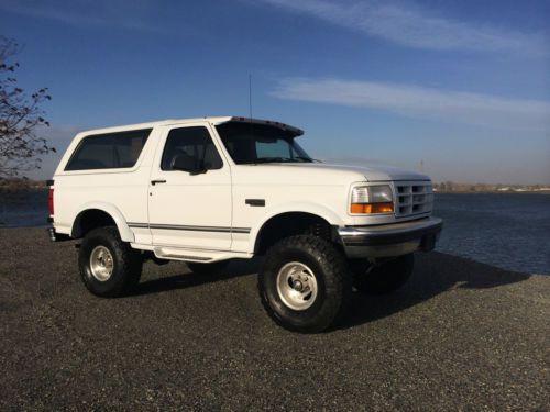 1995 ford bronco xlt sport utility 2-door 5.8l 4x4 lift kit must see!!!