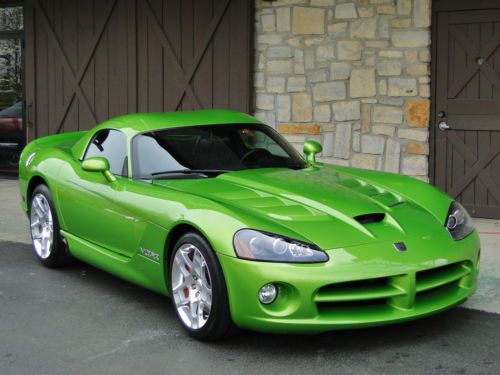 Stunning snakeskin green srt-10 coupe, 8.4l v10, h-spoke wheels, no stripes