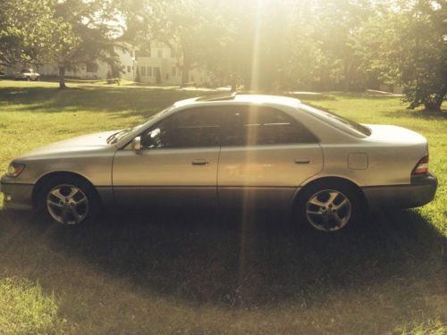 2000 lexus es300 base sedan 4-door 3.0l (sunroof) in excellent condition