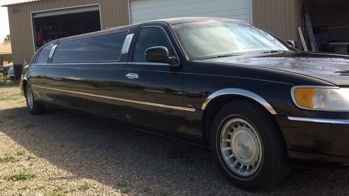 2001 lincoln town car executive limousine 4-door 4.6l 28,000 original miles!!!!