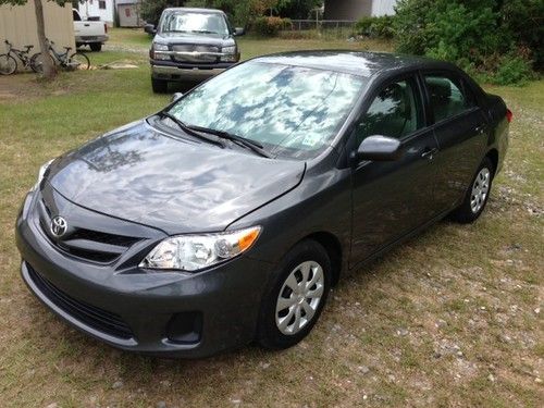 2011 toyota corolla le 4 door  ** only 27k miles**  clean title in hand