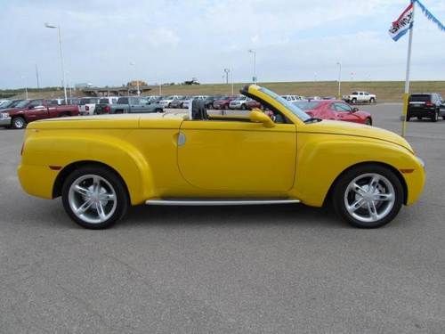 2004 chevrolet ssr base convertible 2-door 5.3l