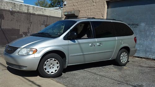 2003 chrysler town and country mini van