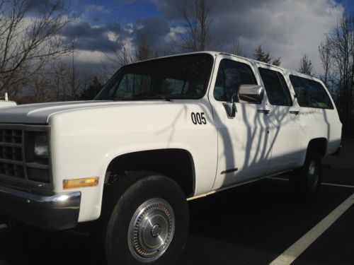 1990 chevrolet gmc suburban 2500 white 4x4 118k miles great condition