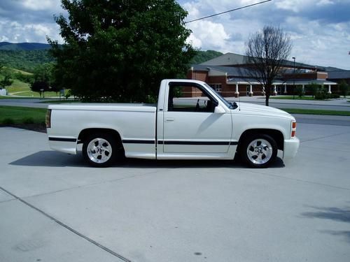 1989 chevrolet silverado .. awesome little show truck ... must see...