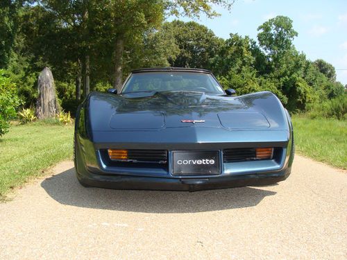 1981 dark blue metallic corvette w/manual 4 speed
