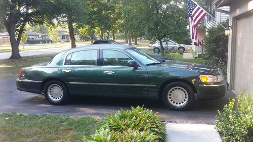 1999 lincoln town car executive sedan 4-door 4.6l