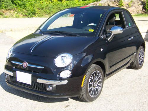 2013 fiat 500 conv. gucci model.under 600 miles..as new..save thousands!!