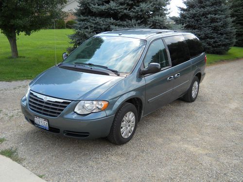 2006 chrysler town and country lx edition. good condition both interior and extr