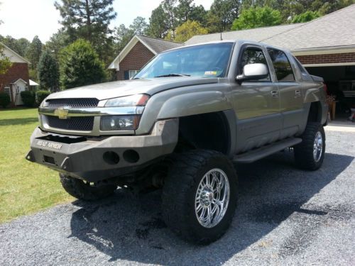2002 chevrolet avalanche 2500- lifted low miles