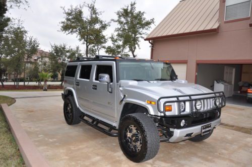2009 h2 luxury package, silver exterior with black interior, navigation system