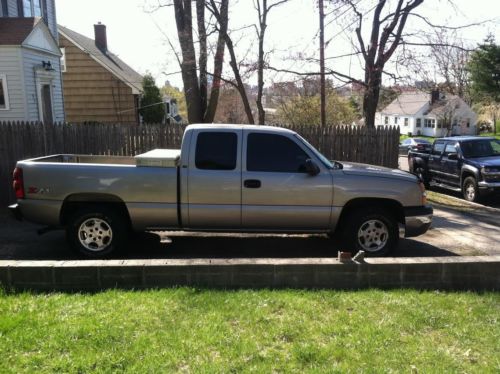 Silver chevy silverado ls z71 4x4