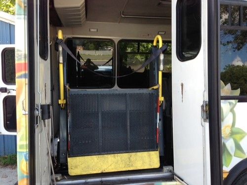 2005 ford e 350 mini-bus with handicap chair lift